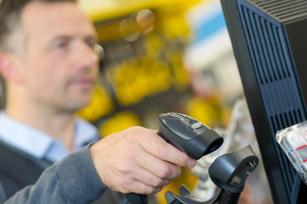 Streckkodsskanner operatör och skanning — Stockfoto