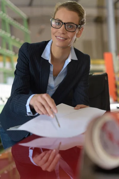 Zakenvrouw die contract en zakenvrouw toont — Stockfoto