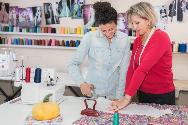 Deux couturières dans leur atelier — Photo