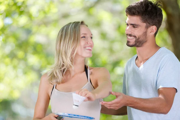 Casal feliz jogando badminton ao ar livre — Fotografia de Stock