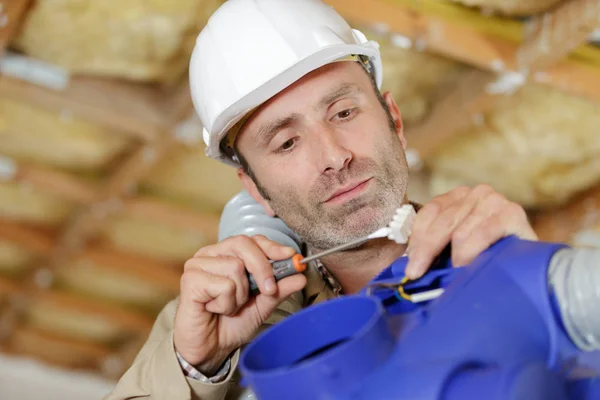 Elektriker öffnet Schraube, um neues Gerät zu verdrahten — Stockfoto