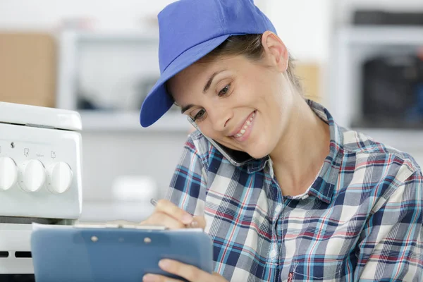 Femme heureuse ingénieur vérifier la liste sur le conseil — Photo