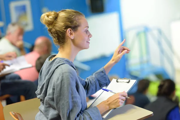 Attraktiv kvinnlig student ställa en fråga — Stockfoto