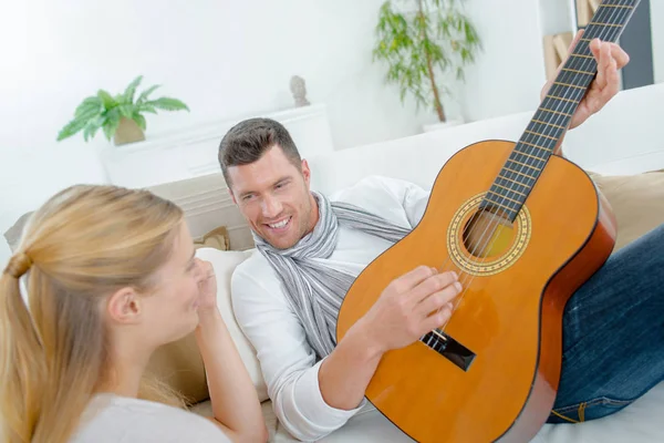 Zeigen Sie es durch die Gitarre — Stockfoto