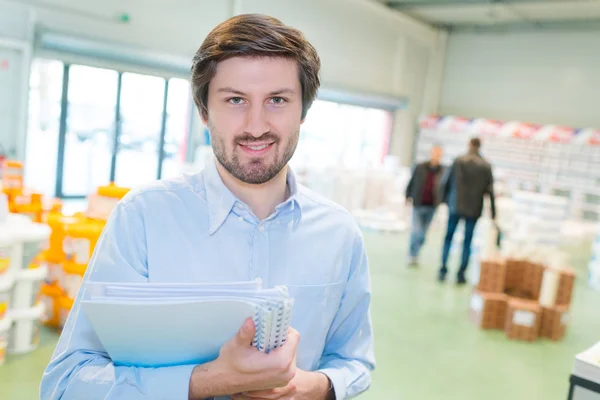 Mannen i en järnaffär — Stockfoto