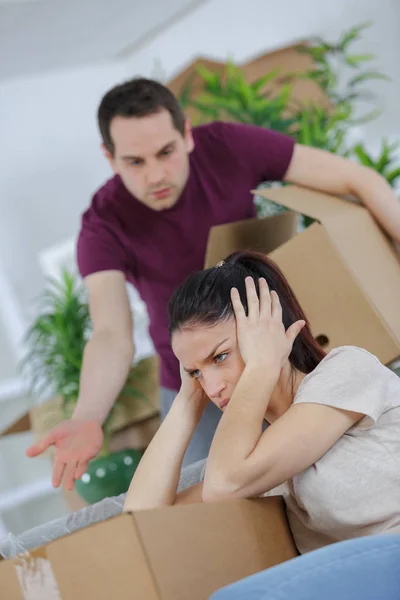 Boldogtalan pár miután érv a csomagolás — Stock Fotó