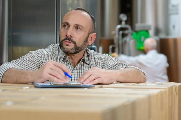 Zakenman of supervisor met klemborden bij Warehouse — Stockfoto