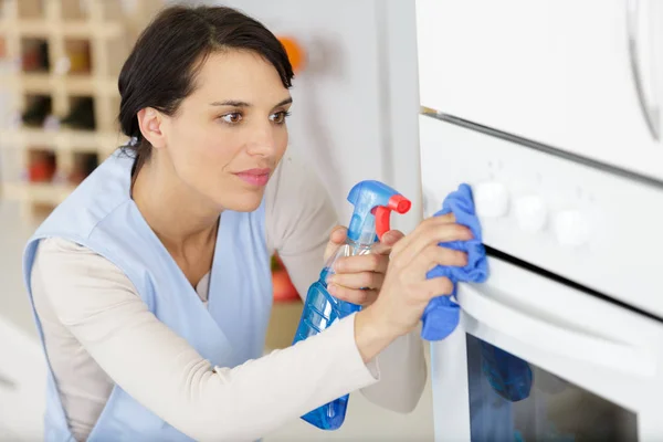 Genç bir kadın mutfakta bulaşık yıkıyor. — Stok fotoğraf
