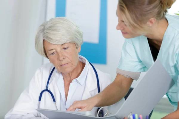 Woman doctor talking to female nurse — Stock Photo, Image