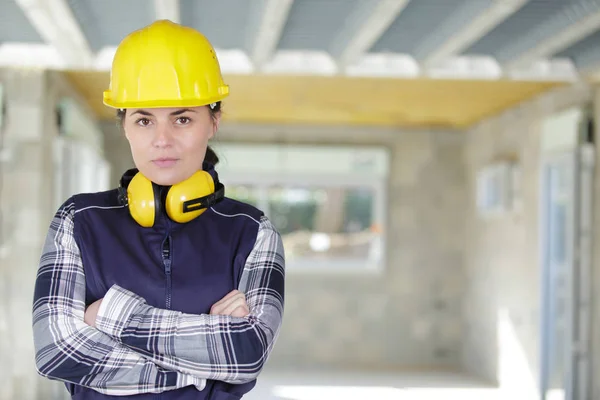 Portret van een zelfverzekerde vrouwelijke bouwer — Stockfoto