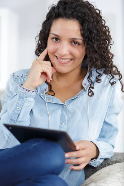 Donna è rilassante e lettura tablet sul divano — Foto Stock