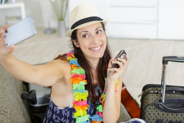 Mujer haciendo una selfie antes de viajar —  Fotos de Stock