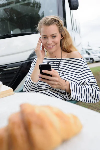 Kadın kahvaltı olan karavanın yanında oturuyor — Stok fotoğraf