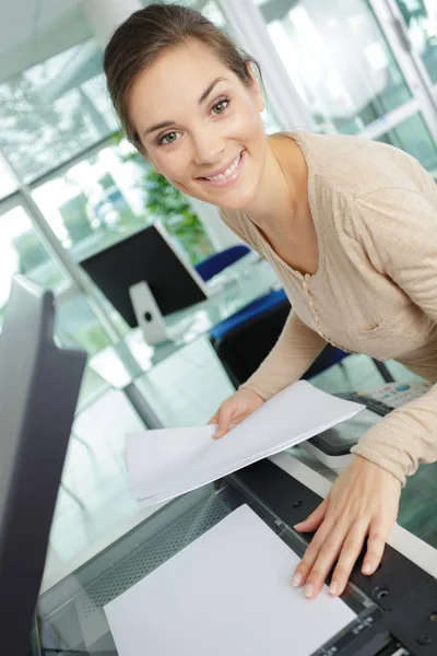 Senhora de negócios feliz usando fotocopiadora no escritório — Fotografia de Stock