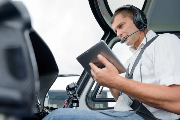 Bir helikopterde tablet kullanarak erkek — Stok fotoğraf