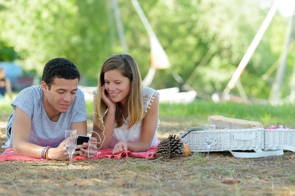 Couple couché sur l'herbe et boire un vin — Photo