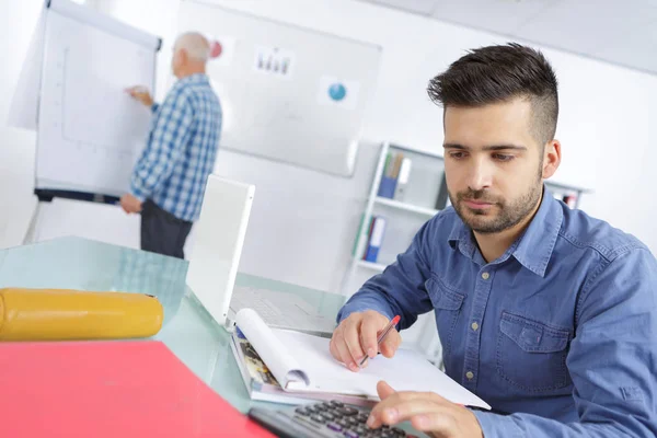 Bedrijf dat financieel onderzoek doet — Stockfoto