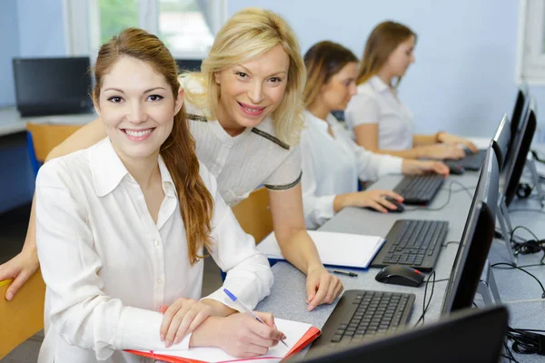 Equipo de mujeres hablando durante la clase — Foto de Stock