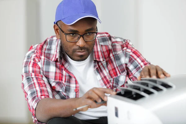 Elektriker arbeitet an einem Elektrogerät — Stockfoto