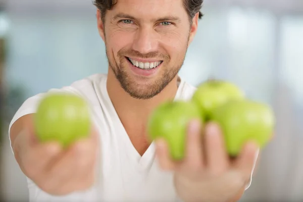 Mann mit Äpfeln und Mann — Stockfoto