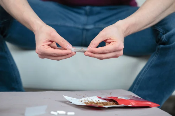 Rolling the cigarette and roll — Stock Photo, Image