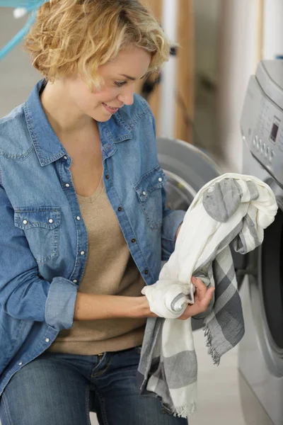 Giovane donna carico lavatrice — Foto Stock