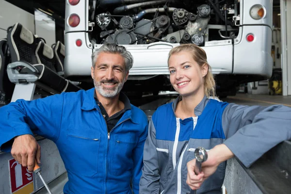 Uomo e donna in officina auto — Foto Stock