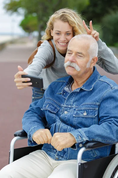 Immagine di papà handicappato scattare selfie con la figlia — Foto Stock