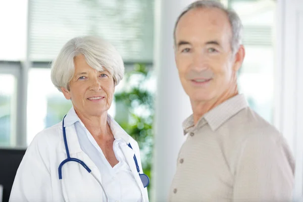 Arzt und Patient diskutieren in Klinik — Stockfoto