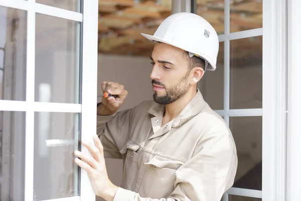 Fönster builder arbetar på montering av ny installation — Stockfoto