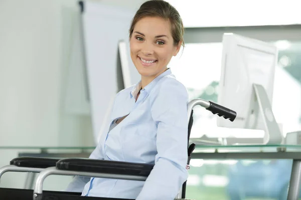 Happy invalid or disabled businesswoman — Stock Photo, Image
