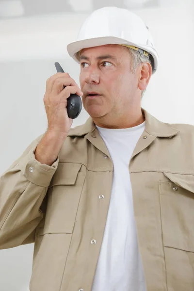 Comerciante sênior usando walkie talkie — Fotografia de Stock