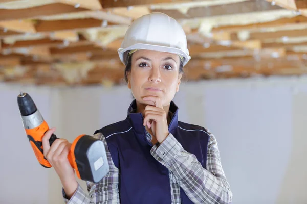 Smiling contractor woman looking at camera — Stock Photo, Image