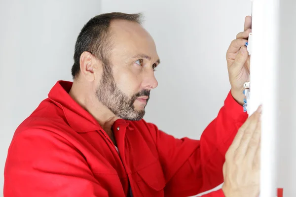 Homem segurando planta topografia parede — Fotografia de Stock