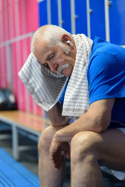 Senior homme debout près des casiers — Photo