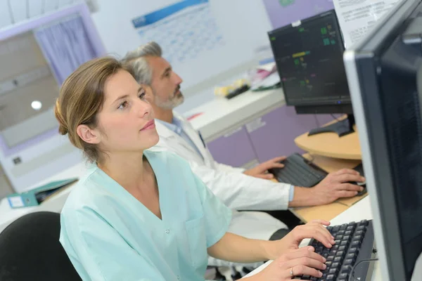 Enfermera usando un ordenador — Foto de Stock