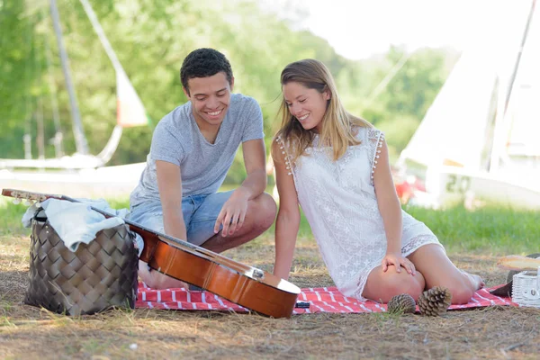 Amigos guitarra música pareja picnic fiesta naturaleza concepto —  Fotos de Stock