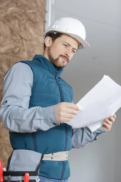 Construction industry engineer eading paper plans — Stock Photo, Image