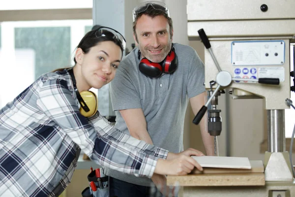 Retrato de la ingeniera y colega en el taller — Foto de Stock