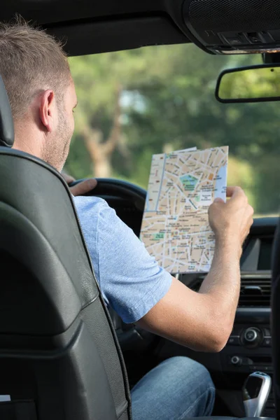 Mann berät sich mit einem Papier Roadmap — Stockfoto