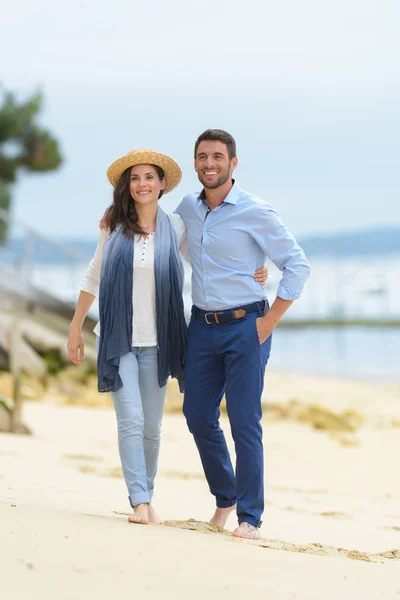 해변에서 걷는 커플을 포용 — 스톡 사진