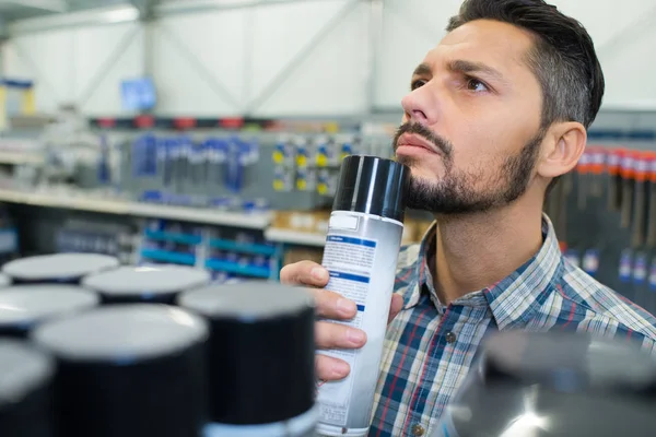 Homem comprando auto limpador spary lata — Fotografia de Stock