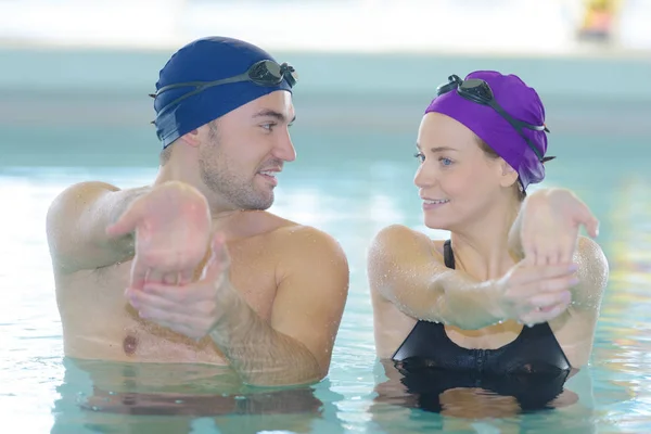 Leende Fitness klass gör aqua aerobics i poolen — Stockfoto