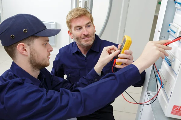 Kalibrieren mit einem digitalen Multimeter — Stockfoto