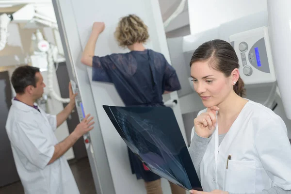 Médico fêmea verificando xray — Fotografia de Stock