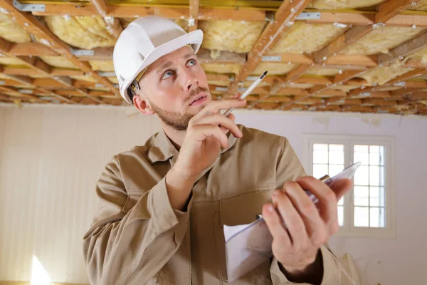 Construtor em com área de transferência — Fotografia de Stock