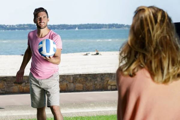 Casal jogando bola de vôlei no parque — Fotografia de Stock