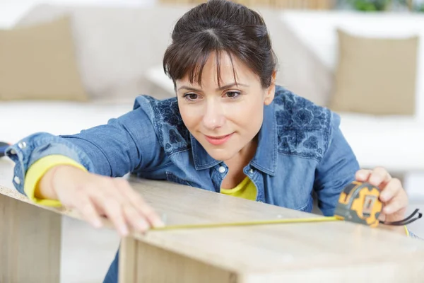 Bonito hispânico mulher fazendo alguns woodwork — Fotografia de Stock