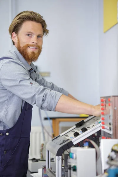 Man werkt in een workshop — Stockfoto