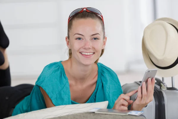 Signora in attesa del volo — Foto Stock